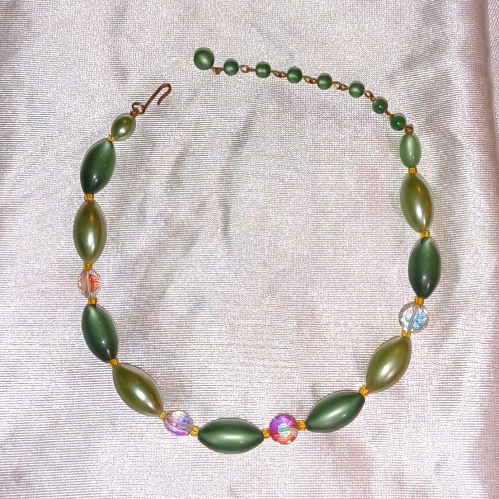 Vintage pearlized green aurora borealis crystal choker